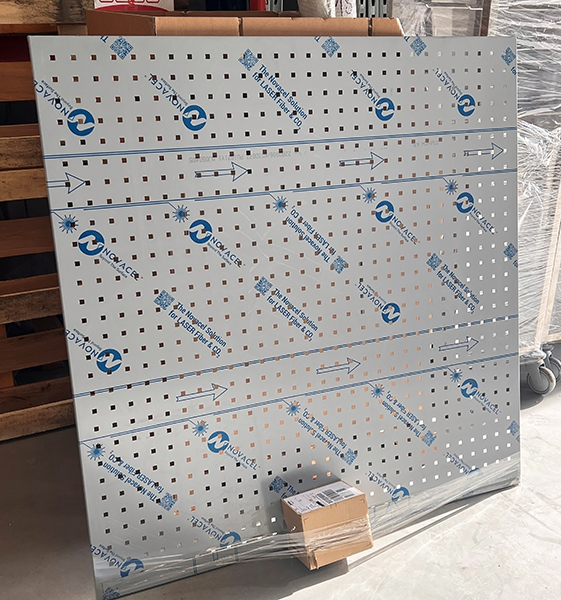 Perforeeritud seinaplaat koos kinnituskonksudega 1200x1200mm (UUS) OUTLET
