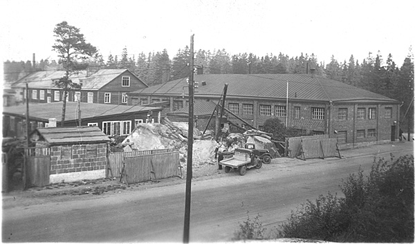 Metalliteos laajentaa toimitilojaan Elimäenkadun ja Kuortaneenkadun kulmatontilla 1930-luvun loppupuolella. 